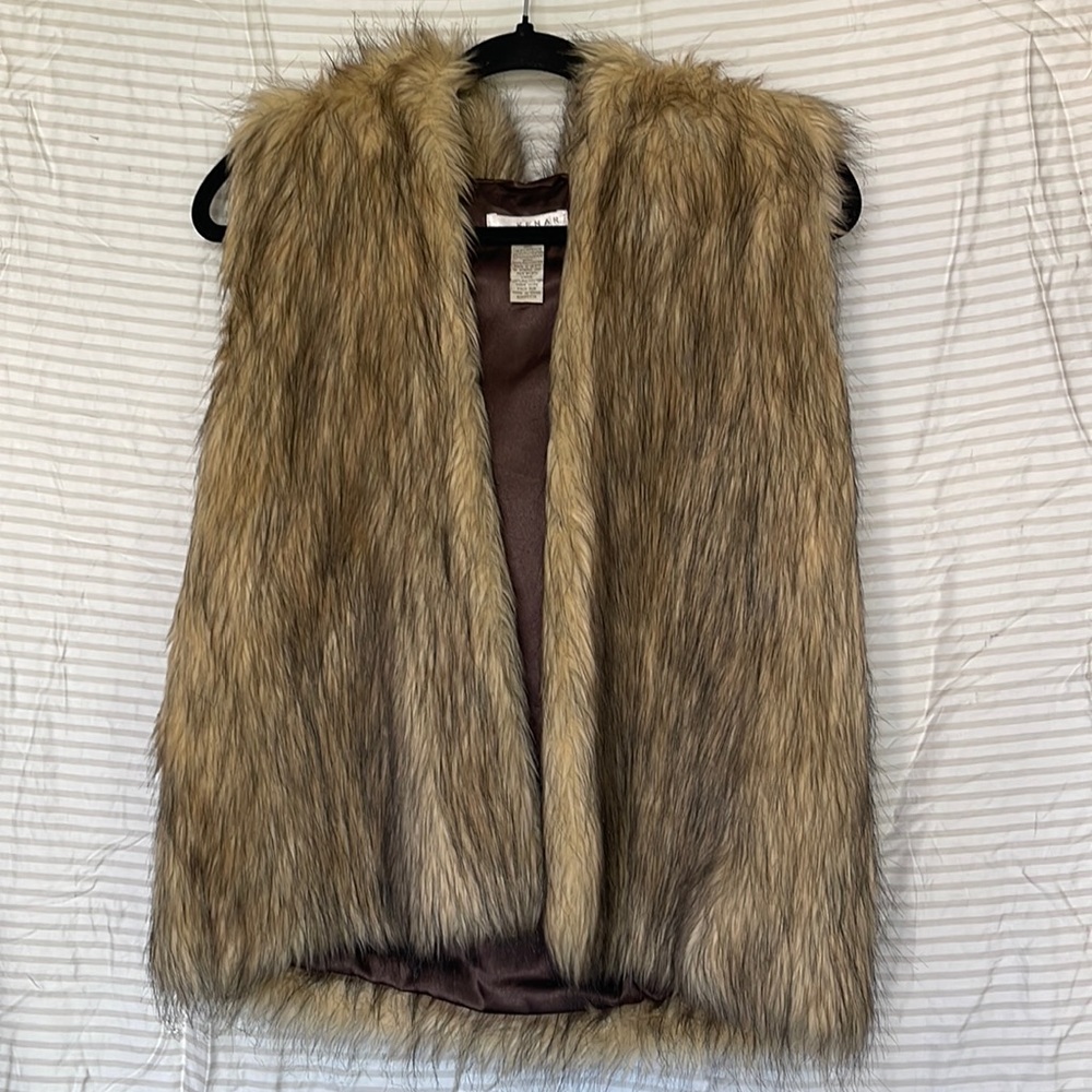 FAUX FUR VEST. HOODED FAUX FUR VEST.